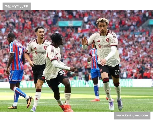 绝杀点球后被队友淹没，水晶宫锋霸狂奔半场庆祝