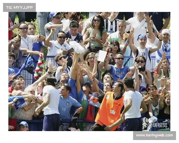 决赛日天气不利,两队观众加油呐喊声依旧响彻球场 决赛日天气不利,两队观众加油呐喊声依旧响彻球场