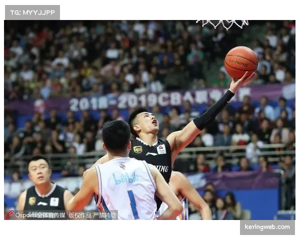 比赛第77分钟，全场球迷起立鼓掌致敬被换下的老将